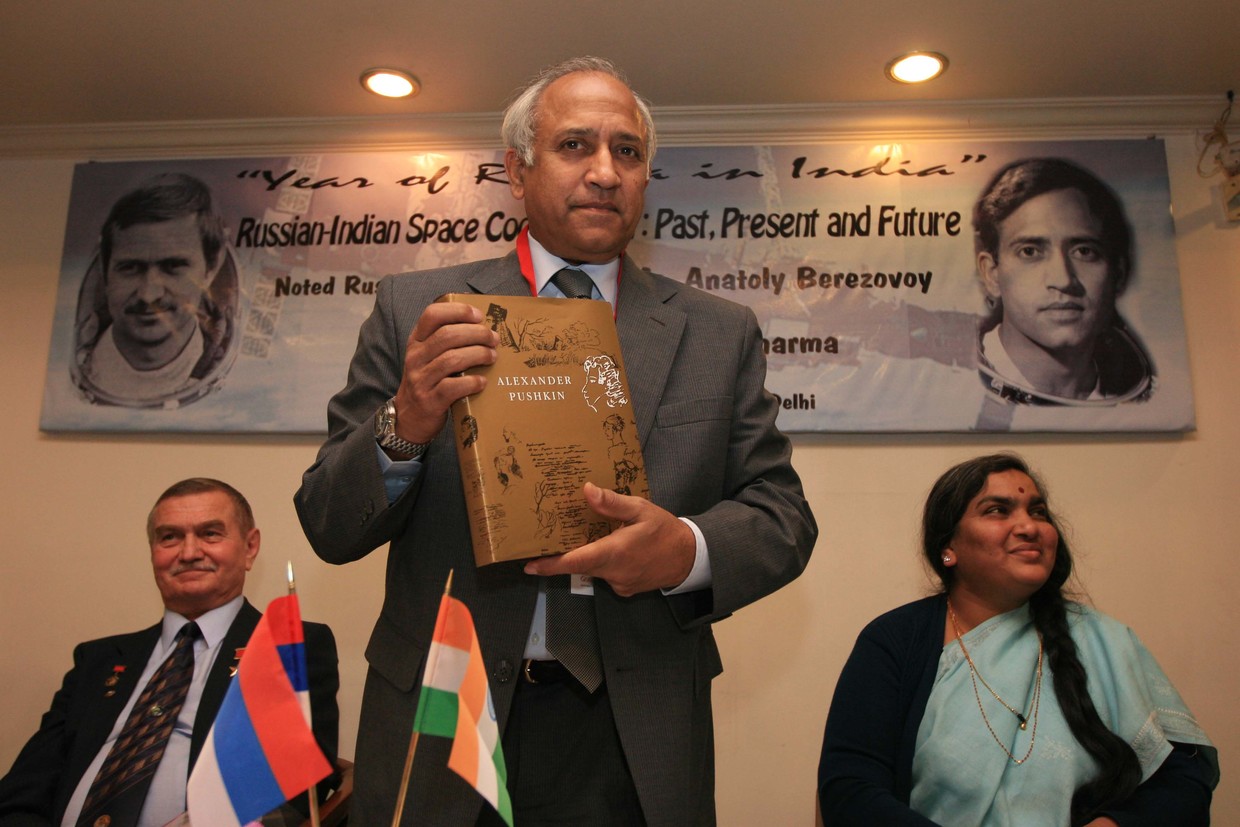 Indian Cosmonaut Rakesh Sharma (C), Russian Pilot Cosmonaut Anatoly Berozovoy(L), during the 'Indo Russian Space cooperation: Past, Present and Future' meeting, held at RCSC in New Delhi. © Sonu Mehta/Hindustan Times via Getty Images